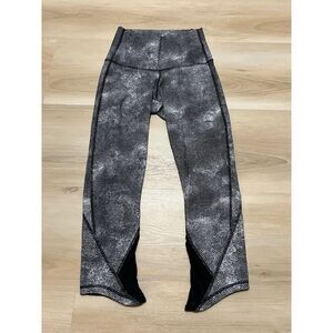 Lululemon Essential Rhythm Crop Full-On Luxtreme Diffusion White Black / Black 4
